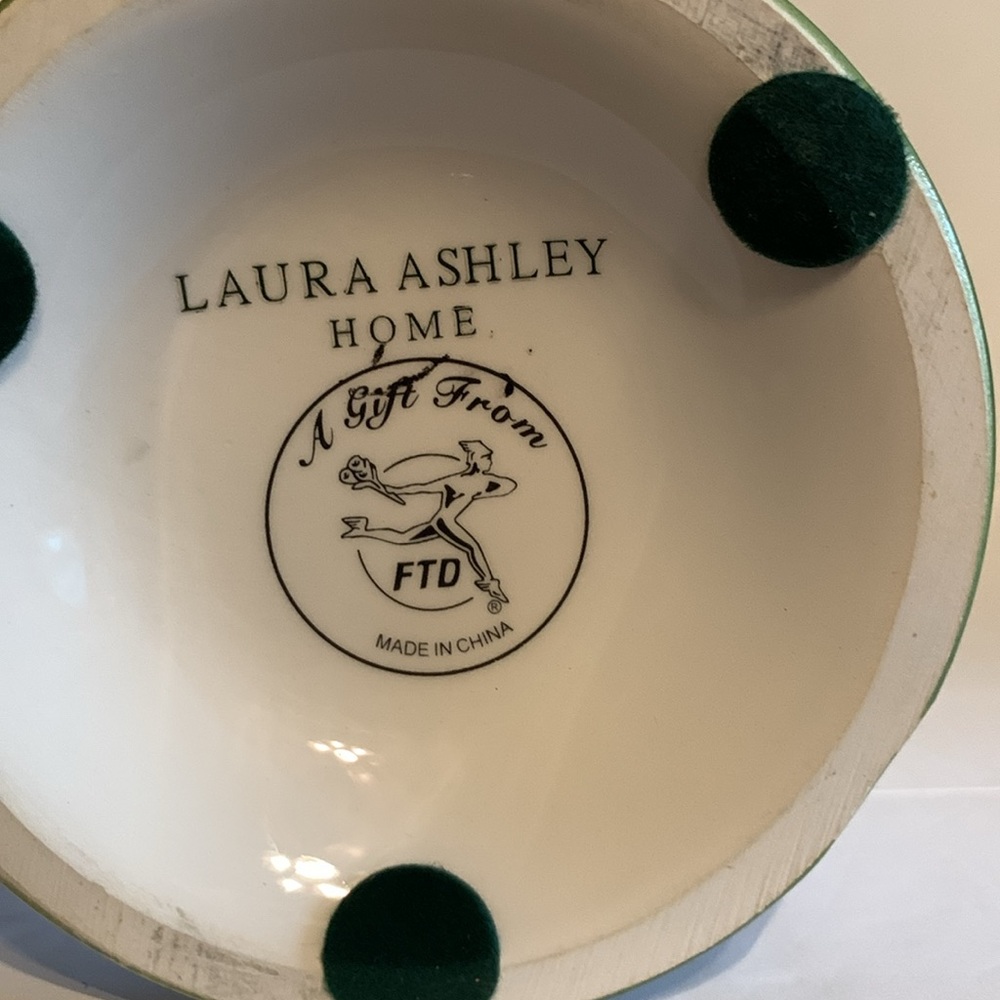 2 beautiful vases, LAURA ASHLEY HOME, FTD 🏺🏺🏺🏺🏺🏺🏺🏺🏺🏺🏺🏺🏺🏺💛❤️🤍💚 - Picture 5 of 5